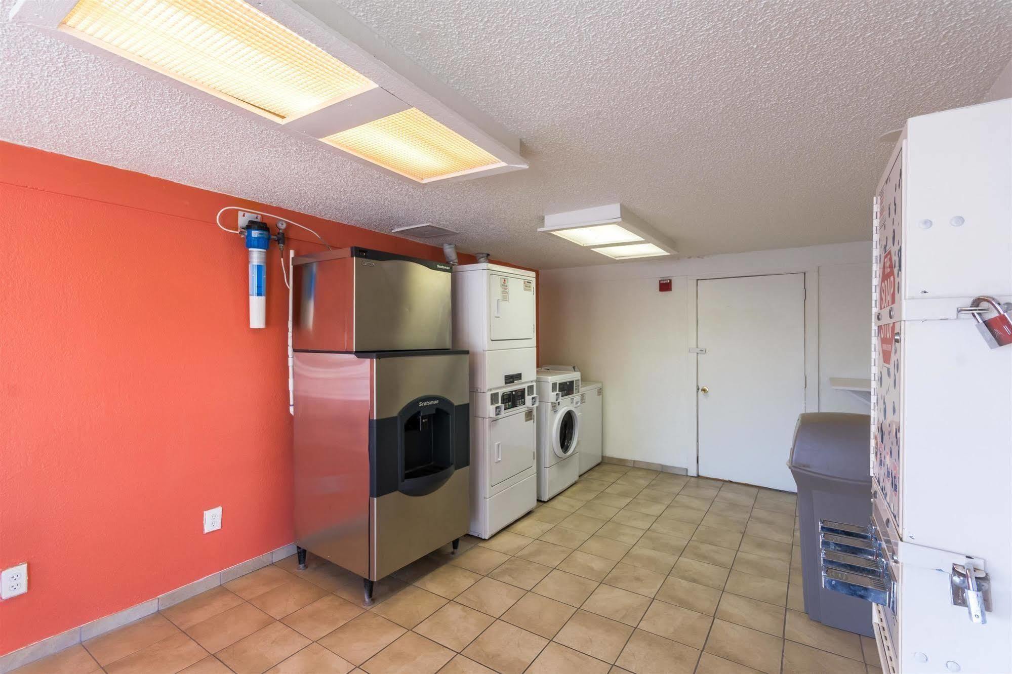 Hotel Travelodge By Wyndham / Philadelphia Airport 2*